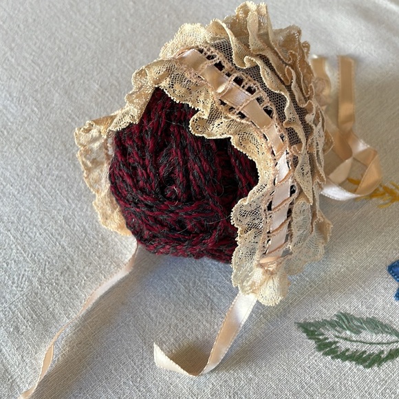 Antique lace baby's christening bonnet, ties under chin and in the back - Picture 10 of 10